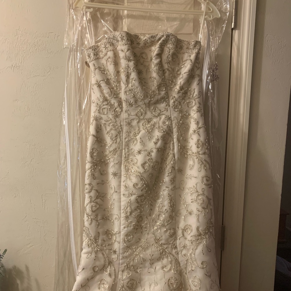 NWT.  Ivory/Gold mermaid/ corset wedding dress.Size 4. - Picture 9 of 9